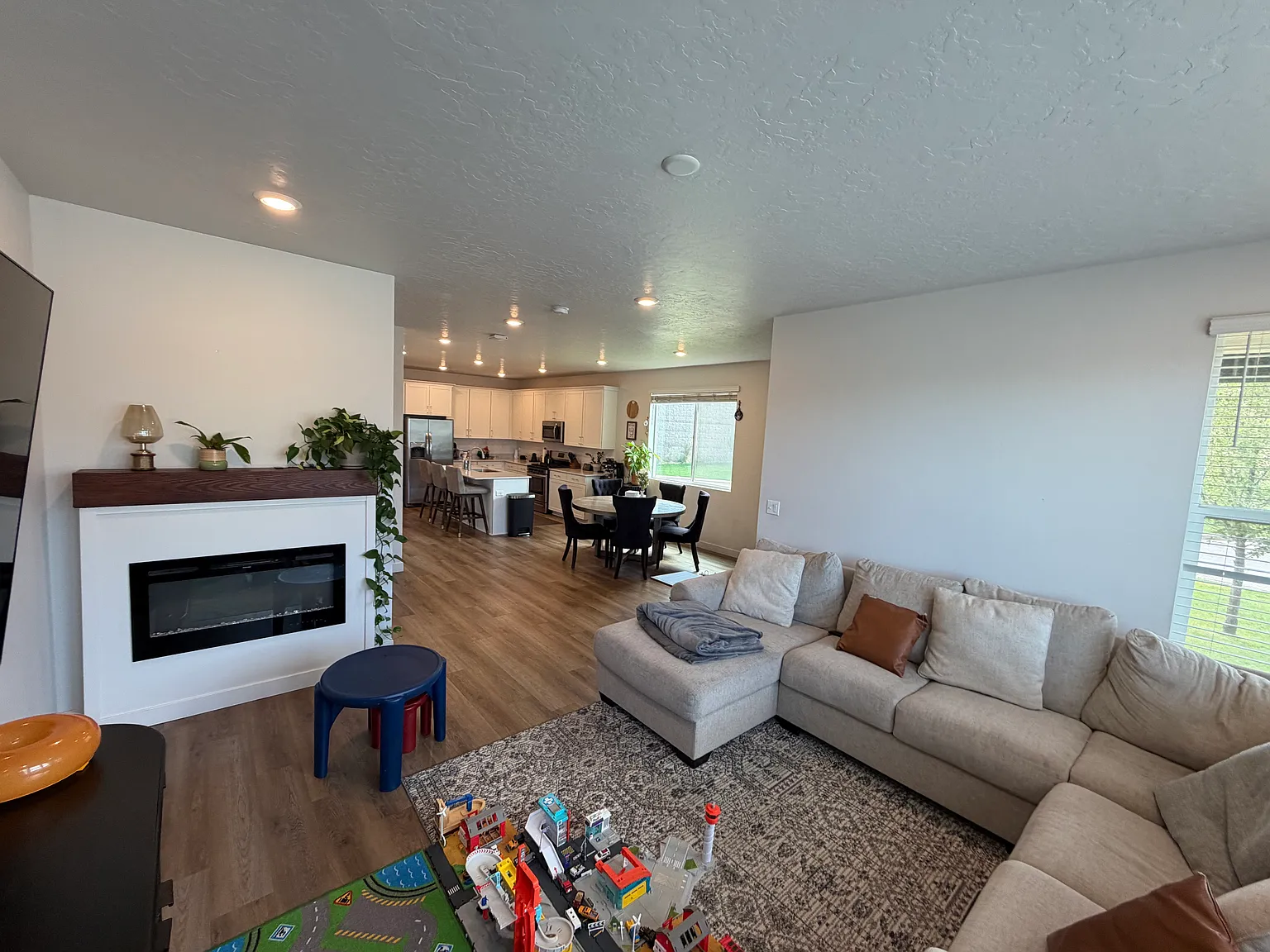 5 bed, 3.5 bath, 2800 sqft, $3,150 — Photo 1