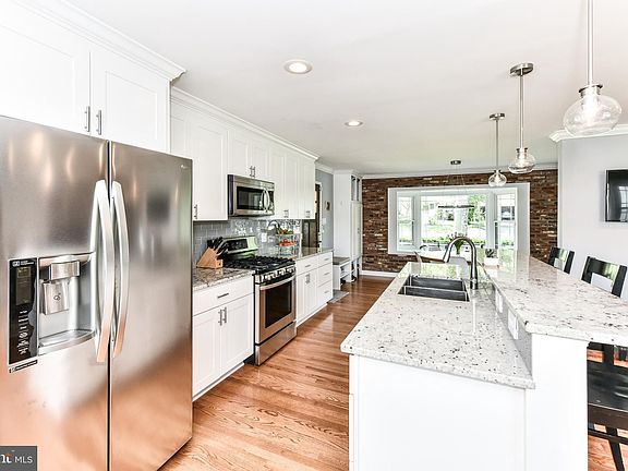 3rd image of 605 John Marshall Dr NW