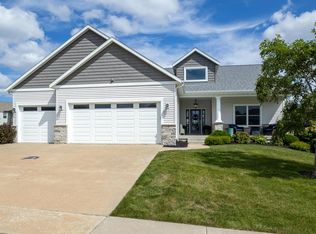 5789 Texas Dr, Bettendorf, IA 52722