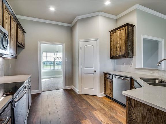 4th image of 1021 S Gate Ct