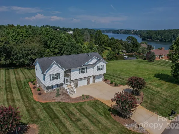 5760 Selkirk Dr, Hickory, NC 28601
