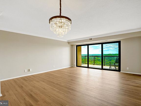 3rd image of 307 Yoakum Pkwy APT 1406