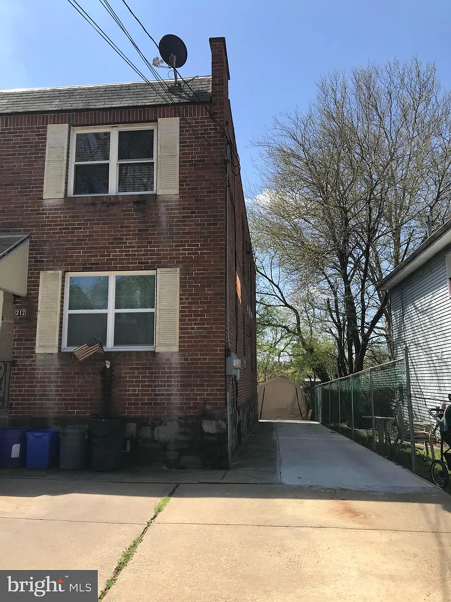 Building Photo - 212 Robbins St #2