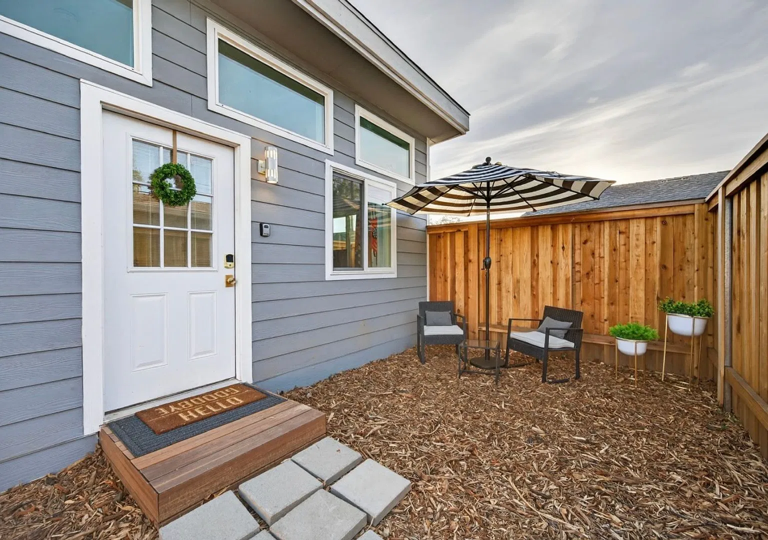 Fully Furnished Updated Tahoe Park Studio — Photo 2