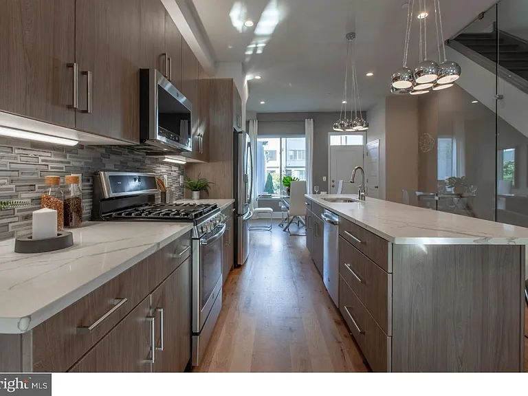 1026 Hyde St — Photo 2