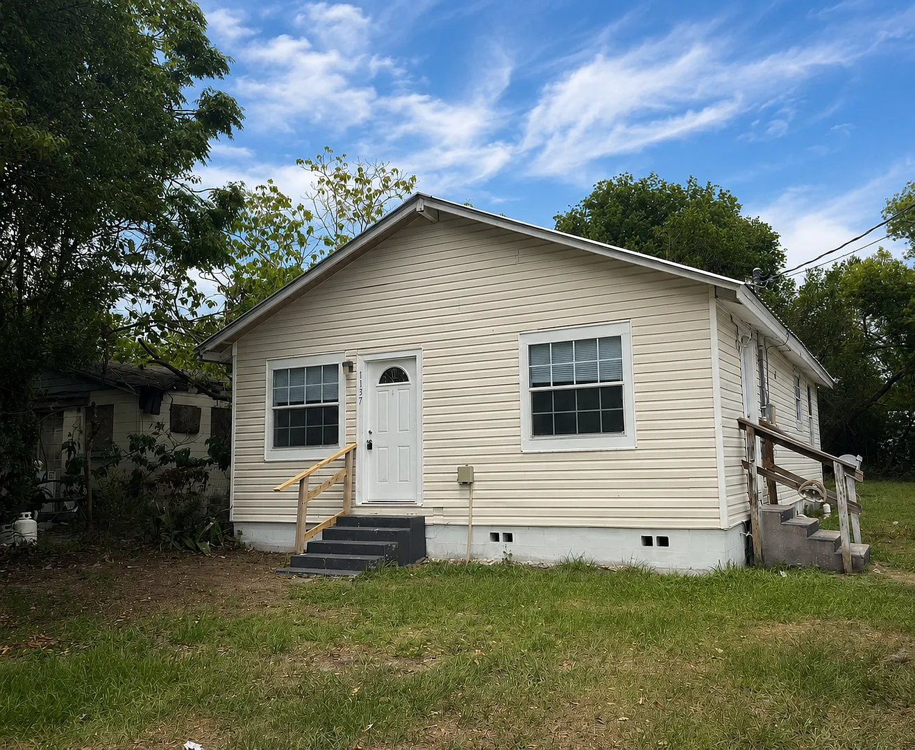 Beautiful 3BR/1BA Lakeland Home with Huge Backyard! — Photo 1