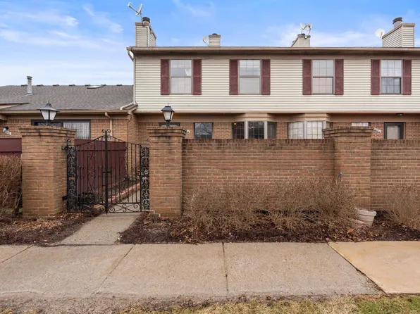 38916 Country Cir, Farmington Hills, MI 48331