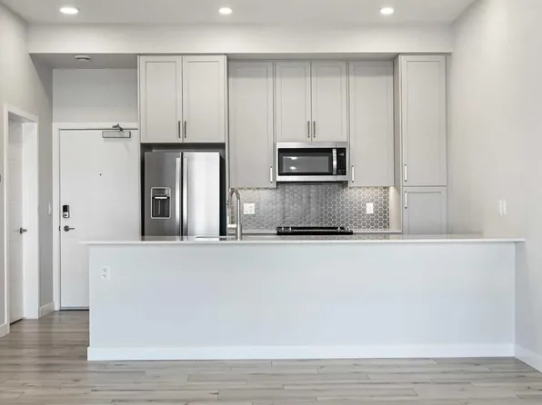 255 E Les Jardins Park SE #410, Calgary, AB T2C 5W9