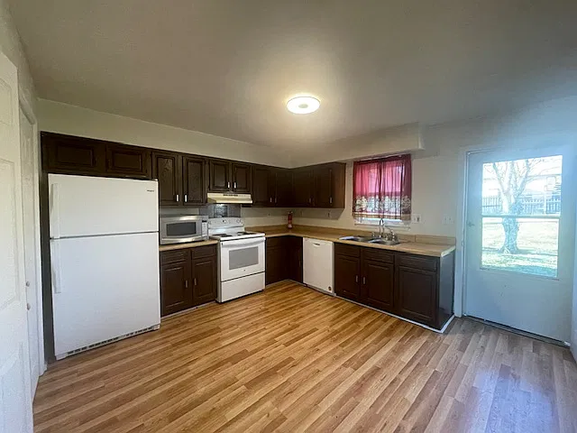 2 bed, 1000 sqft, $1,300 — Photo 3