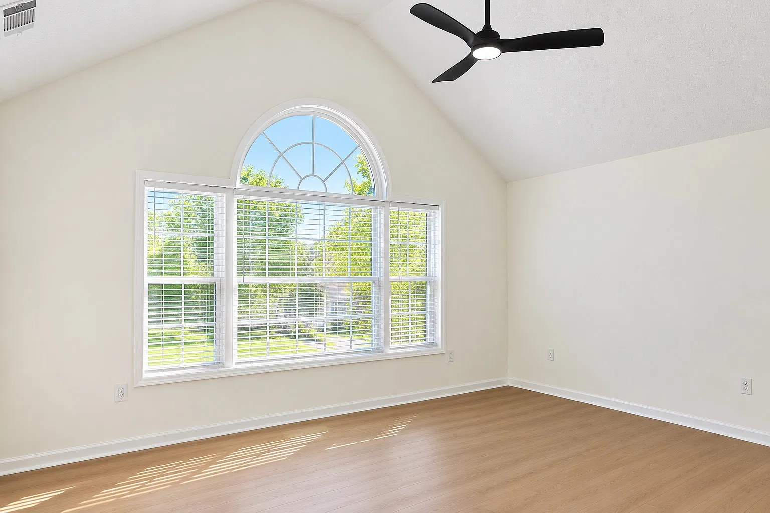 5 bed, 3.5 bath, 2997 sqft, $2,940 — Photo 2