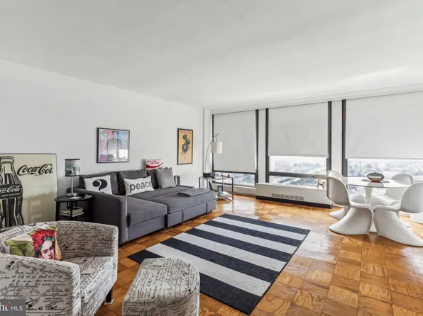 220 Locust St #29ES, Philadelphia, PA 19106