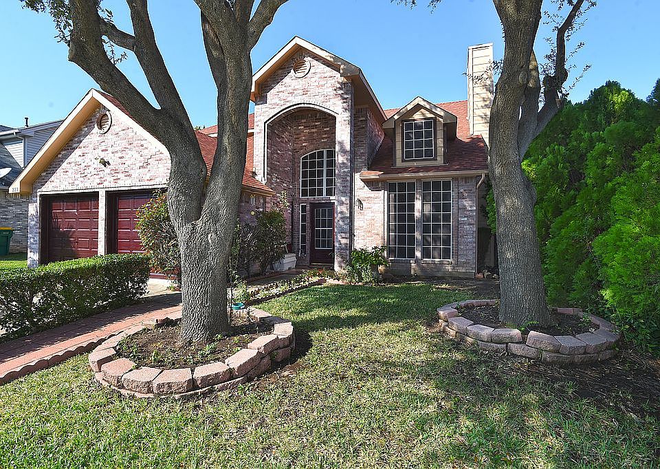 1st image of 221 Pebblebrook Ln