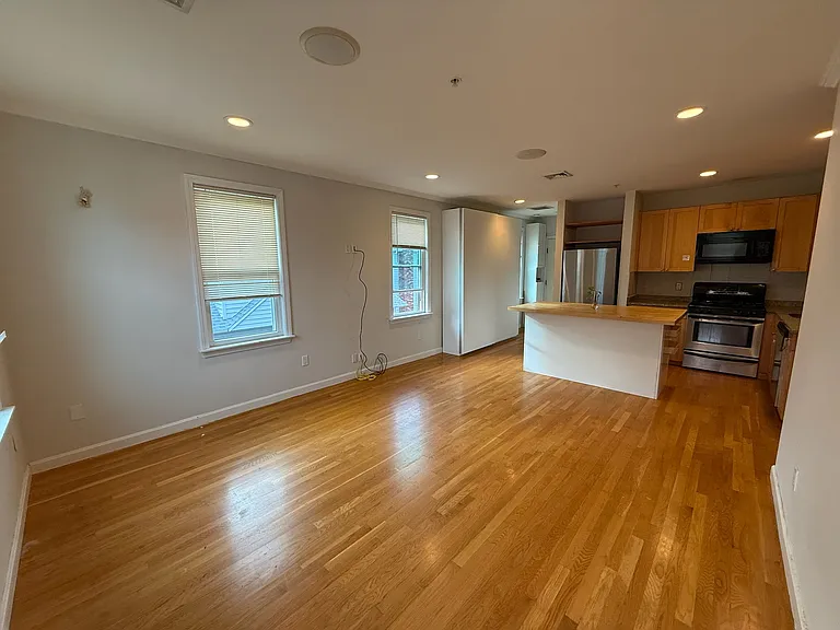 486 Revere St — Photo 4