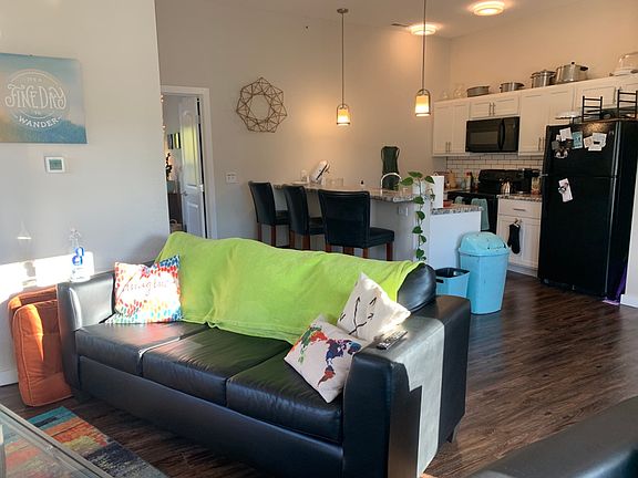 3rd image of 611 W Elm St #302