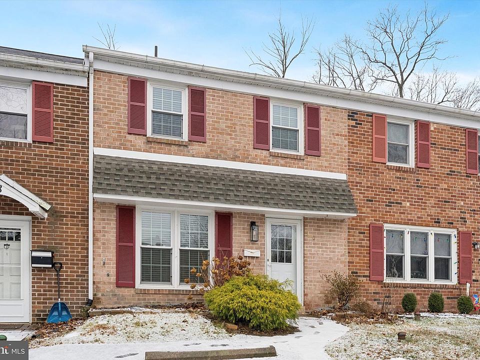 1st image of 560 Newbury Ct