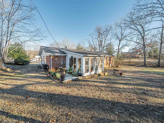 4th image of 214 Hillhurst Dr