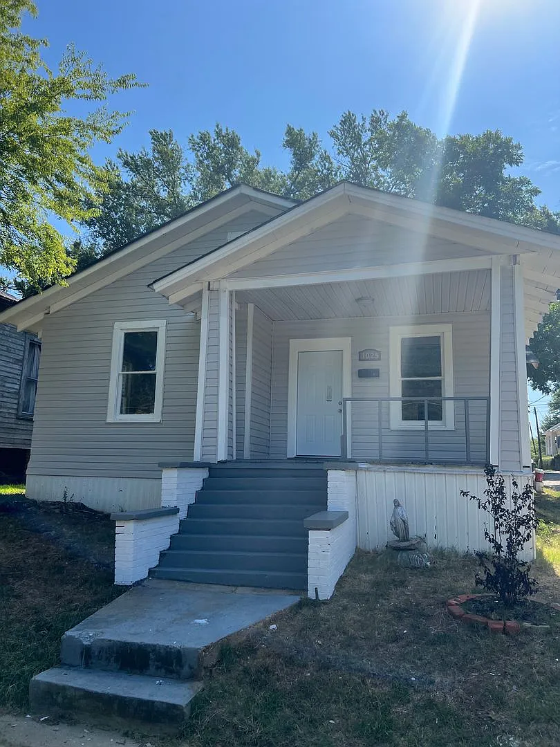 Large 3 Bedroom 1 Bathroom Home — Photo 4