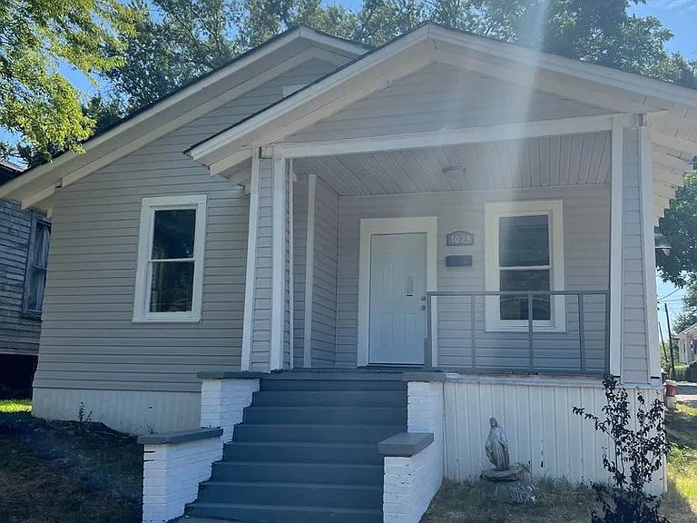 1025 Foster St — Photo 4