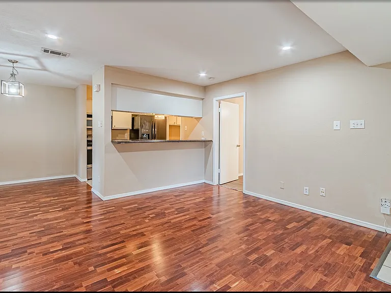 709 Royal Crest Dr — Photo 6