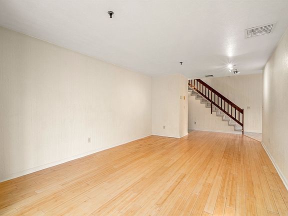 5th image of 70 W Meadow Rd APT 20