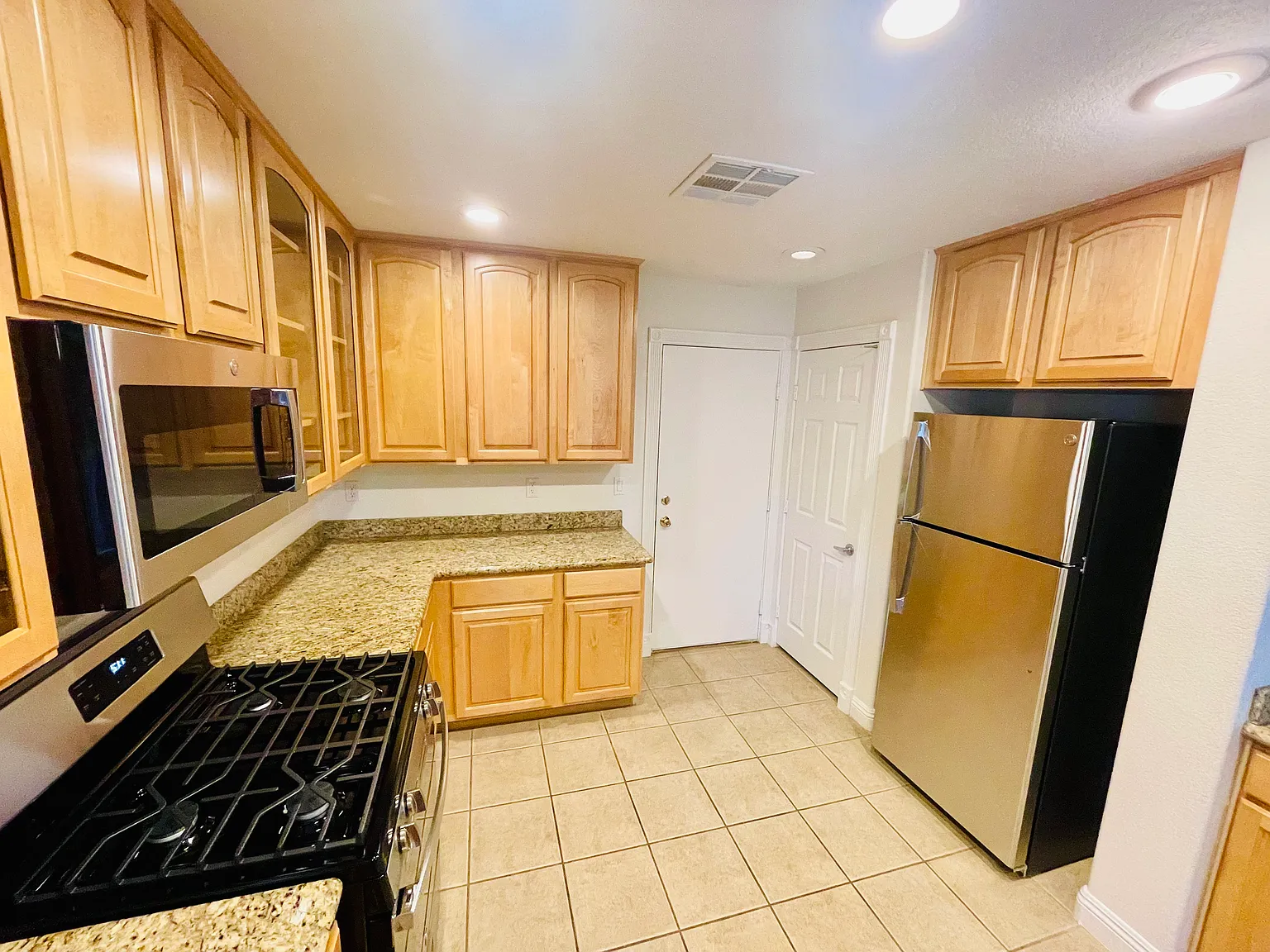 3 bed, 2190 sqft, $2,195 — Photo 3