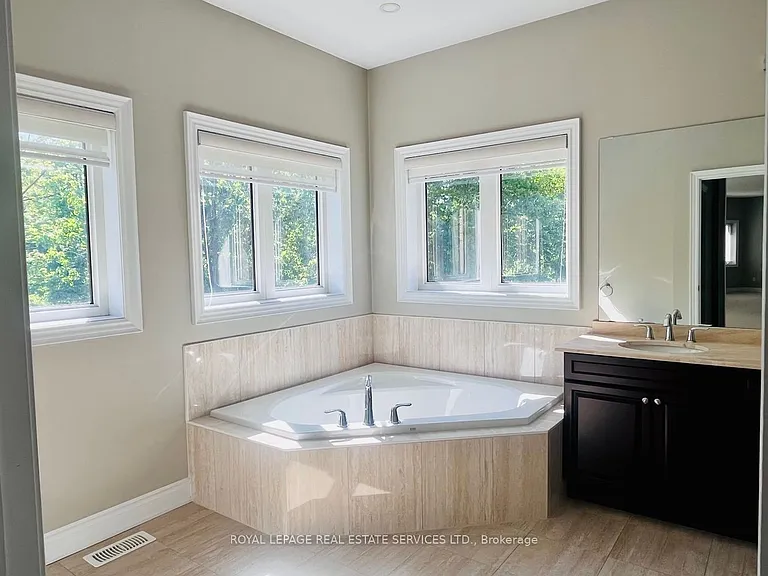 2366 Chateau Cmn — Photo 17