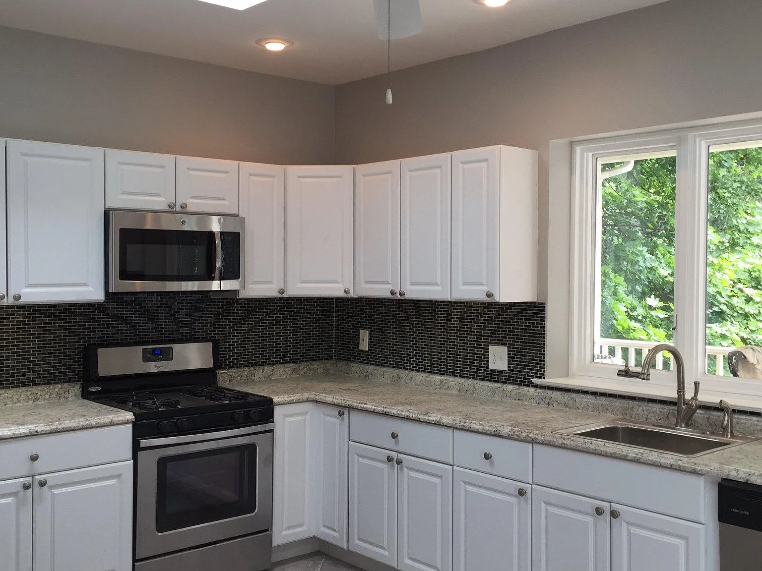 3 bed, 2.5 bath, 2476 sqft, $3,000 — Photo 2