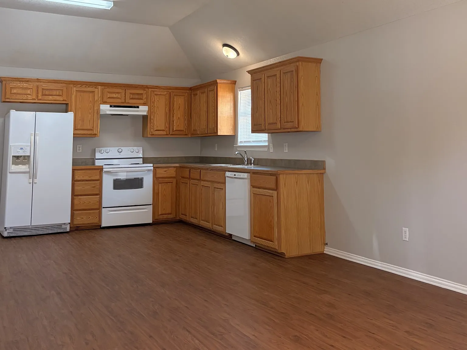 3 bed, 1076 sqft, $1,375 — Photo 3