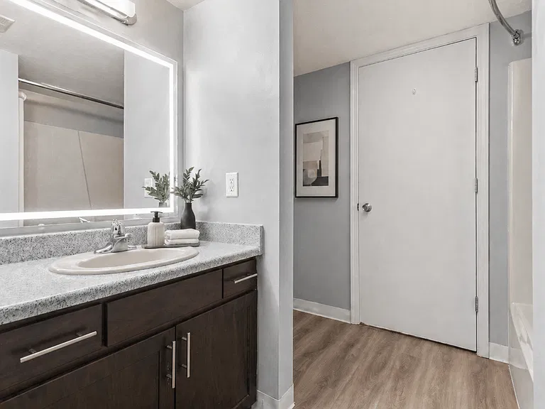 Fairfax Apartments - Lansing, MI — Photo 11