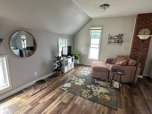 605 N Market St — Photo 1