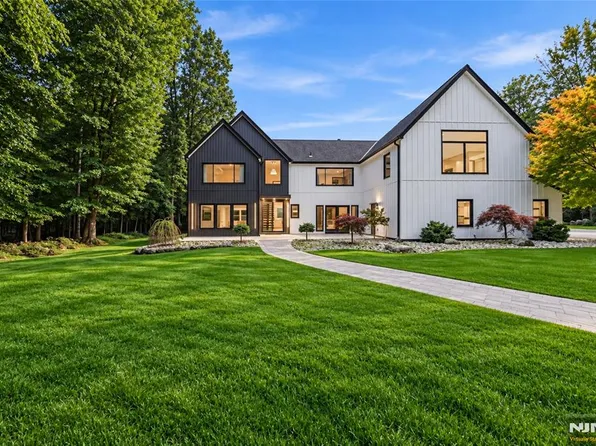 8 Airmont Avenue, Mahwah, NJ 07430