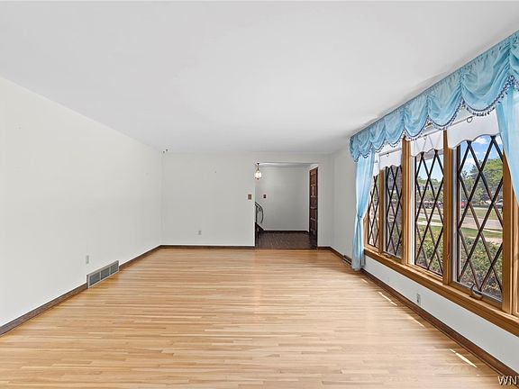 3rd image of 200 Foxpoint Dr W