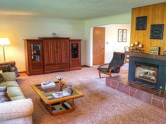 www.LamoureuxRealEstate.com
