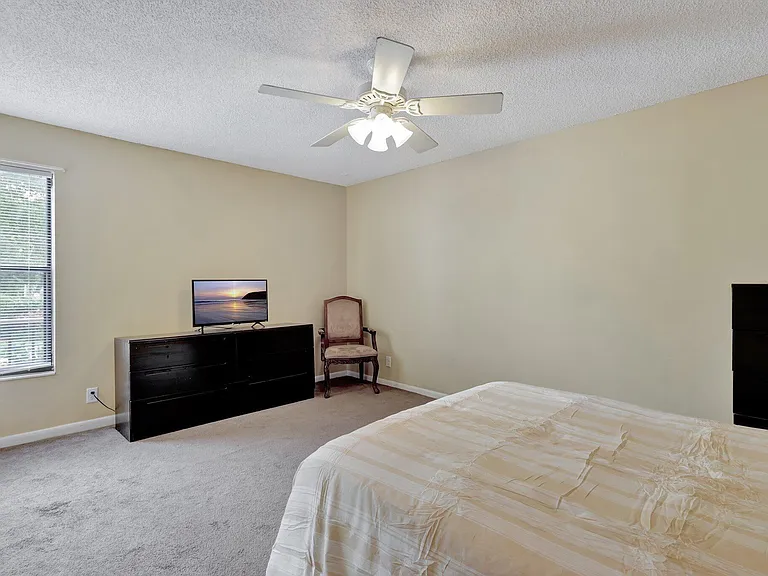 1558 Shaker Cir — Photo 16