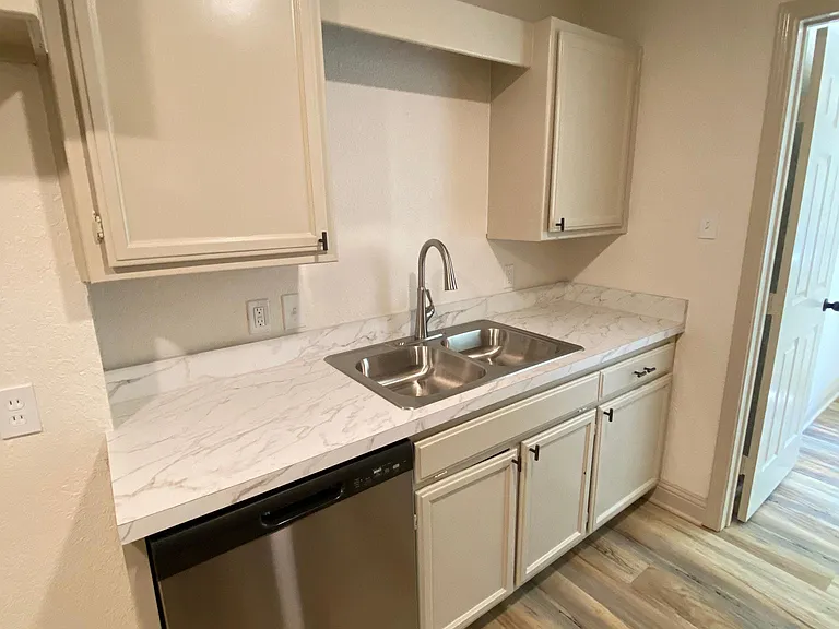 2512 Burton Ave — Photo 10