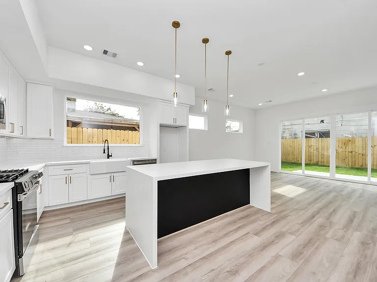 2408 Lorraine St — Photo 6