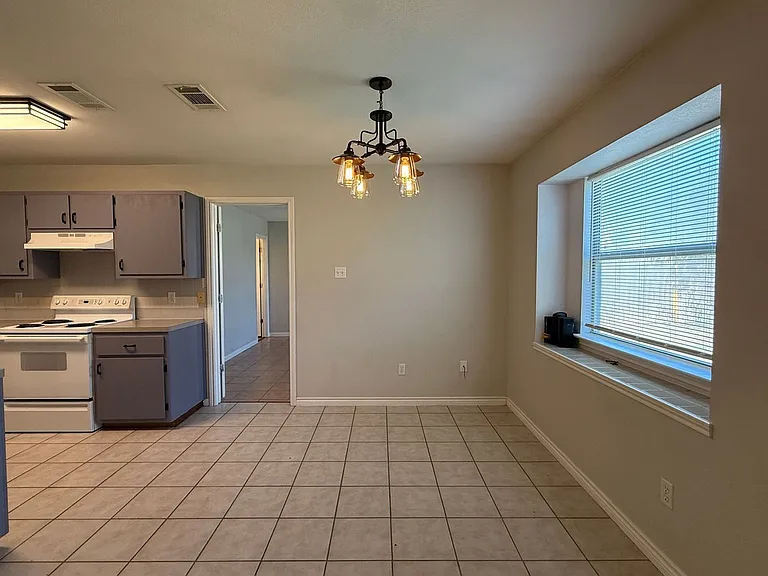 1820 Fleetwood Dr — Photo 9