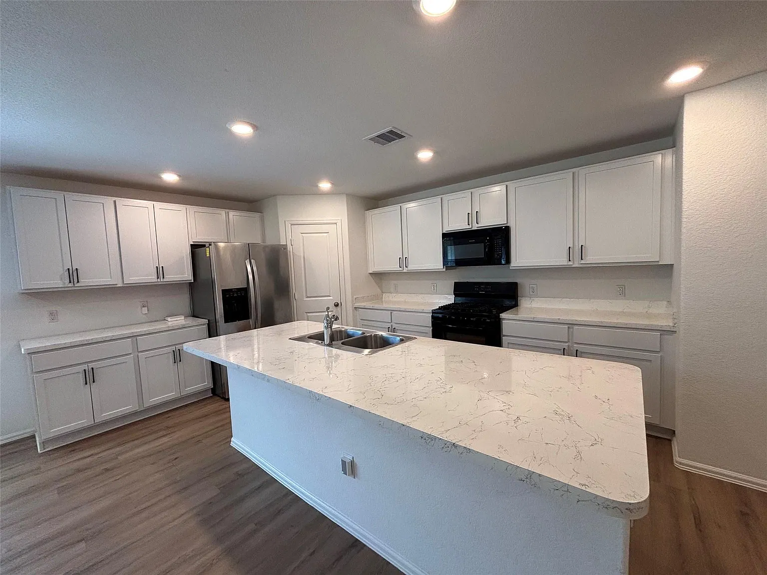 3 bed, 2.0 bath, 1868 sqft, $2,375 — Photo 2