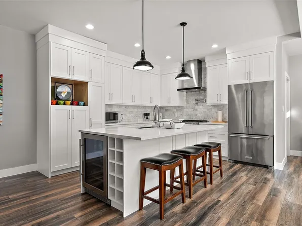 1040 Jenkins Ave, Langford, BC V9B 2N7