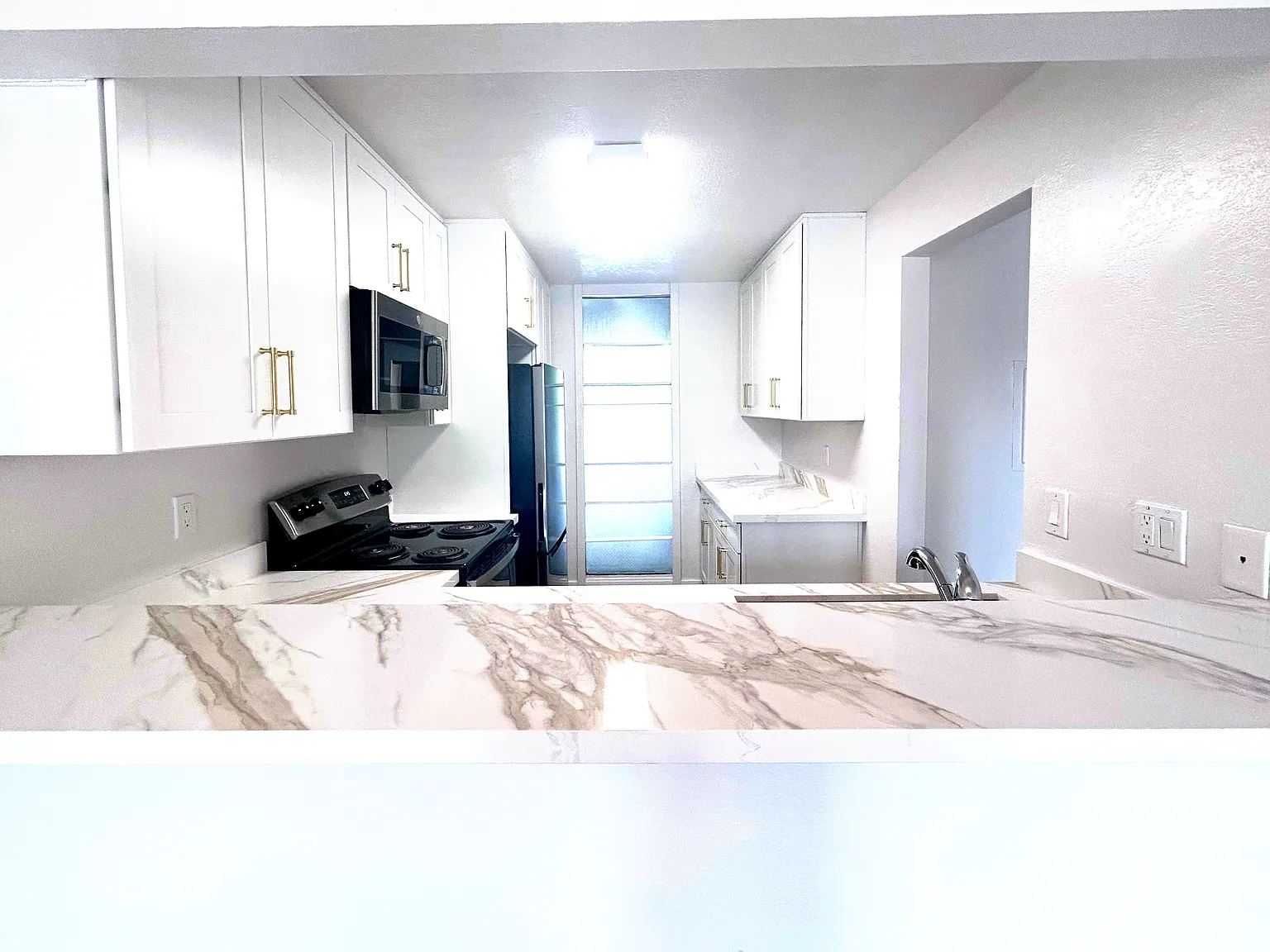 2 bed, 1.5 bath, 1048 sqft, $3,000 — Photo 2