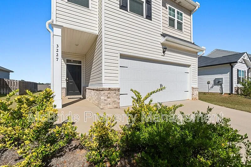 4 bed, 2.5 bath, 1976 sqft, $2,100 — Photo 4
