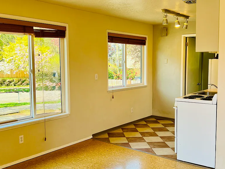 2326 W Thurman St — Photo 4