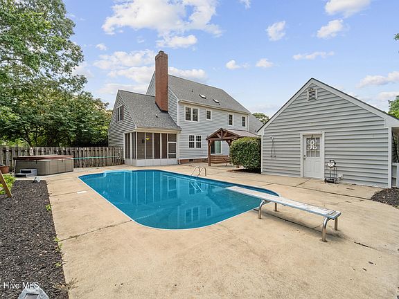 3rd image of 300 Maplewood Drive