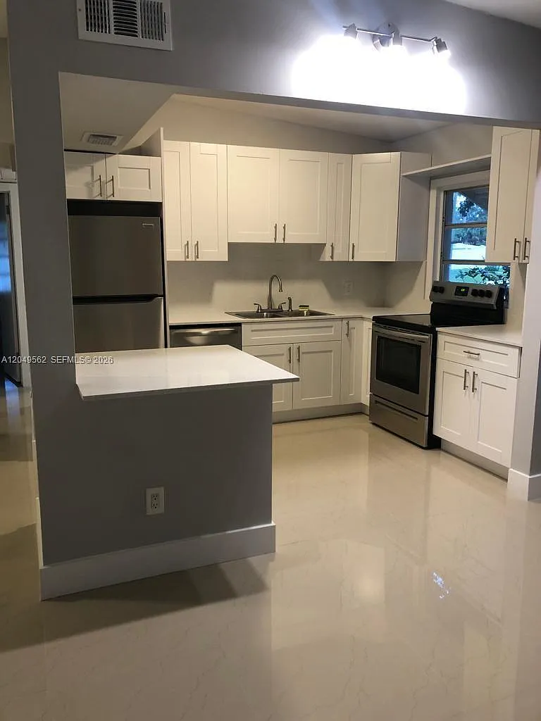 3 bed, 1.0 bath, $1,800 — Photo 4