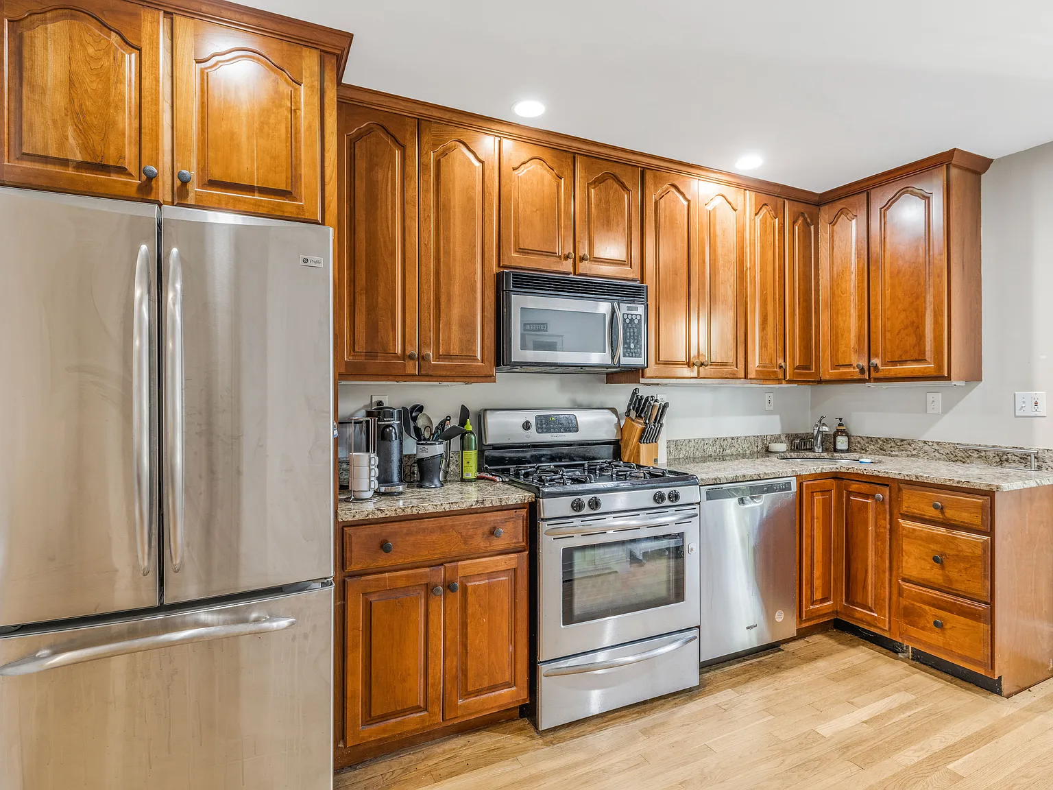 4 bed, 1.5 bath, 1074 sqft, $5,800 — Photo 2