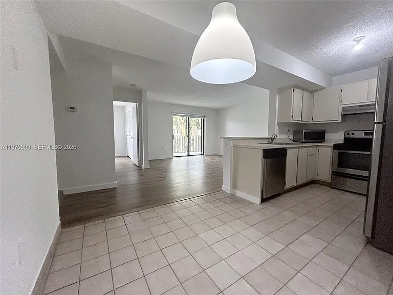 400 Palm Cir W #201 — Photo 6