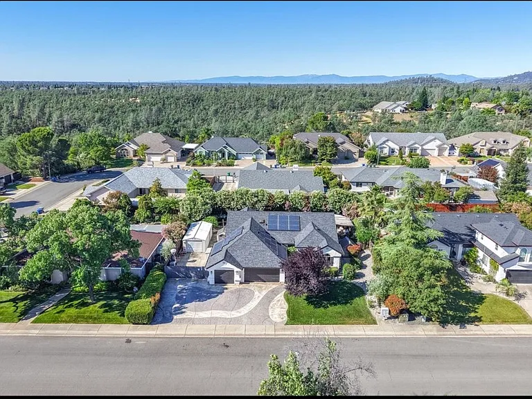 2280 Cumberland Dr — Photo 2