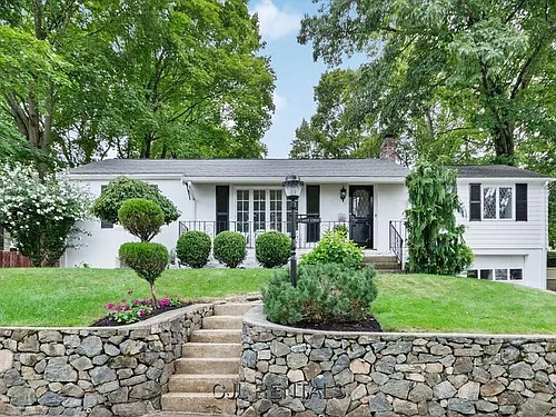 77 Cabot St Photo 1