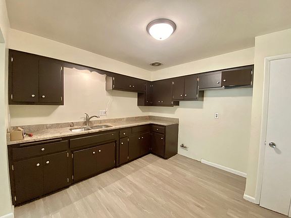 3rd image of 3051 W Fardale Ave APT 02
