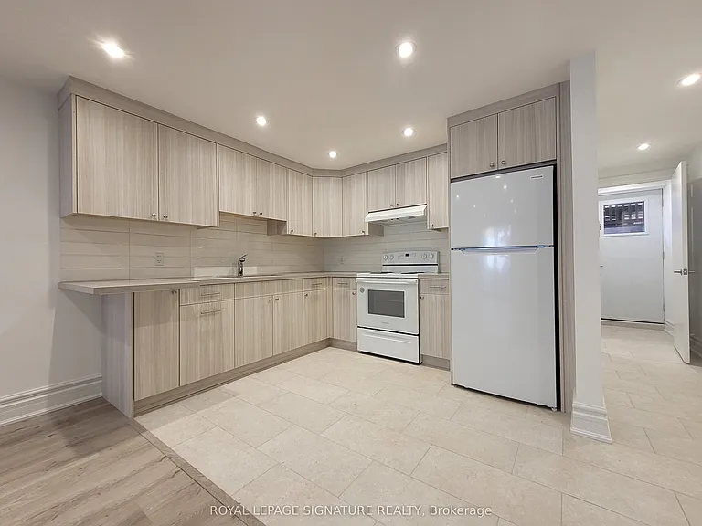18 Coxwell Ave #LOWER — Photo 5